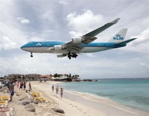 KLM Boeing 747-400 over Maho Beach